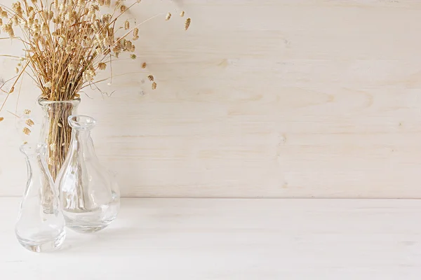 Decoração de casa macia de vaso de vidro com espiguetas em fundo de madeira branca . — Fotografia de Stock