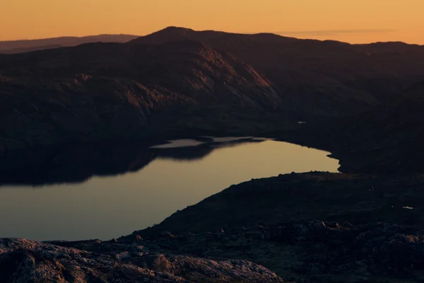 Hermosa luz suave puesta del sol sobre el lago de la montaña y la montaña . — Foto de Stock