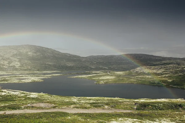 Paisaje dramático con hermoso arco iris sobre prados árticos, montañas y lagos — Foto de Stock