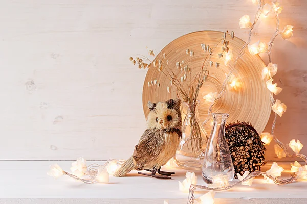 Décoration de Noël avec des lumières sur fond blanc en bois . — Photo