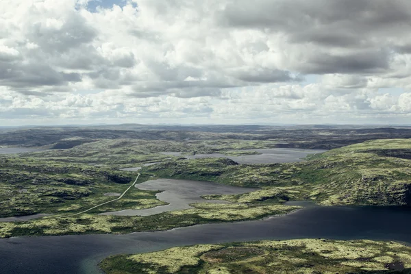 Høylandsdalen med utsikt over innsjøene og de grønne åsene på en solfylt dag – stockfoto
