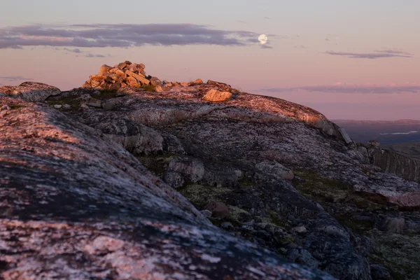 Vakker, rosa solnedgang over stein med fullmåne . – stockfoto