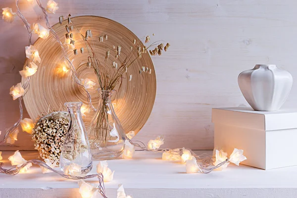 Décoration de Noël avec des lumières brûlantes sur fond de bois blanc . — Photo