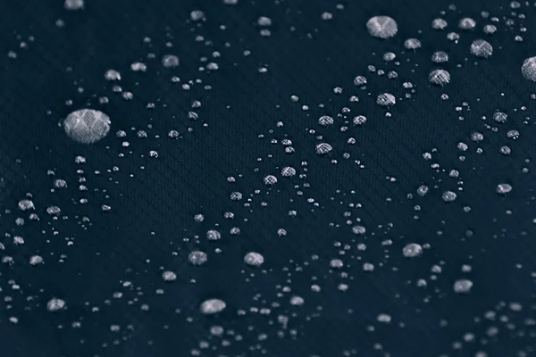 Gotas de agua sobre un fondo oscuro — Foto de Stock