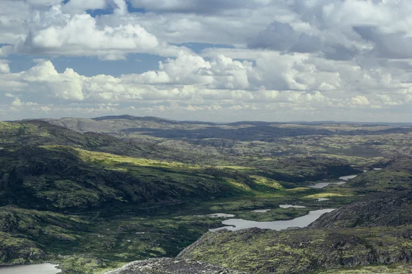 Valle de las tierras altas con vistas al lago y las verdes colinas en un día soleado y nublado . — Foto de Stock