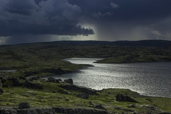 Величне штормове небо і сонячні промені над озером в горах . — стокове фото