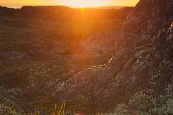Прекрасний захід сонця над моховинними скелями та лугами . — стокове фото