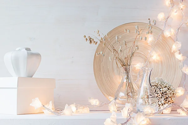 Decoración casera de Navidad con luces encendidas sobre fondo blanco de madera . —  Fotos de Stock