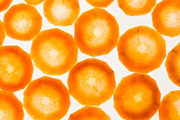 Montón de rodajas frescas zanahoria aislada sobre fondo blanco . —  Fotos de Stock