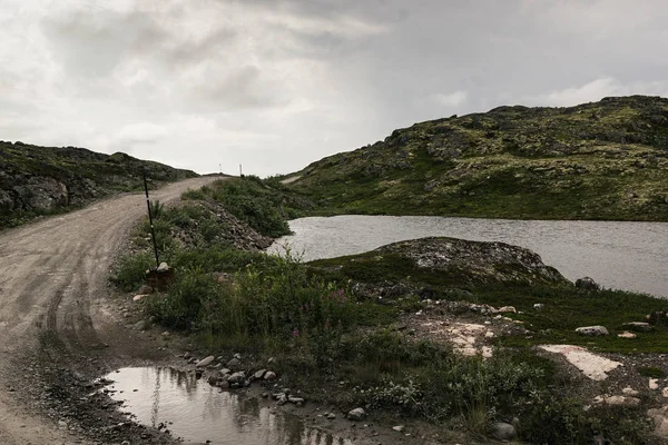그린 밸리 및 흐린 날씨, 고지대 호수. — 스톡 사진