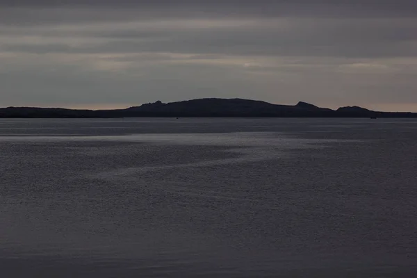 重い鉛色の海と嵐の岬. — ストック写真