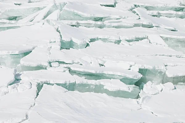 Eishintergrund aus riesigen Wassereisblöcken aus gebrochenen Schollen. — Stockfoto