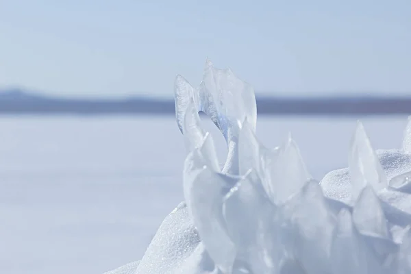 Isflak på bakgrunden soligt vinterlandskap. — Stockfoto