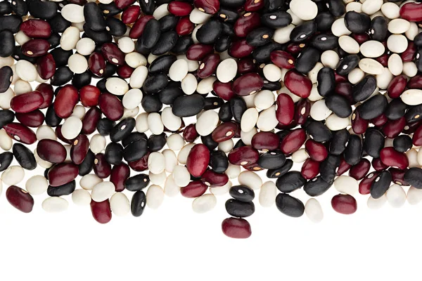 Gränsen till blanda svarta, röda, vita kidneybönor närbild med kopia utrymme på vit bakgrund. — Stockfoto