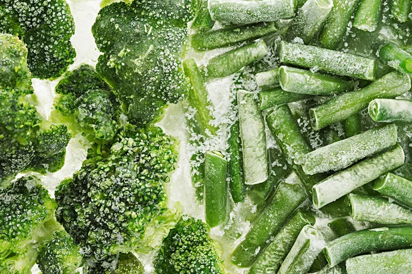 Čerstvé mražené zelené Fazol obecný a brokolice s detailním jinovatka jako pozadí. — Stock fotografie