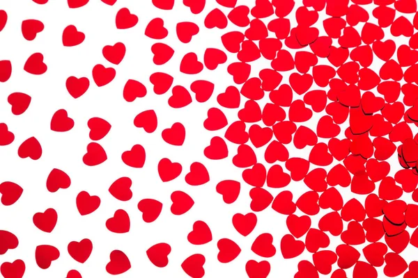 День Святого Валентина декоративний візерунок червоні серця конфетті ізольовані на білому тлі . — стокове фото