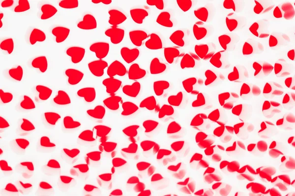 San Valentino decorativo morbido modello astratto sfocatura di cuori rossi coriandoli su sfondo bianco . — Foto Stock