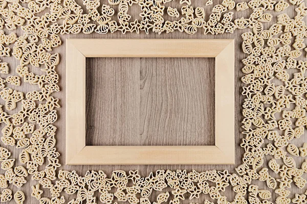 Pasta Italia di papan kayu coklat krem dengan ruang fotokopi kosong sebagai latar belakang bingkai dekoratif . — Stok Foto
