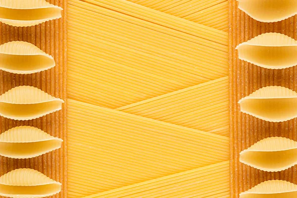Spageti jenis panjang Italia pemandangan atas dengan ruang fotokopi sebagai latar belakang pasta dekoratif . — Stok Foto