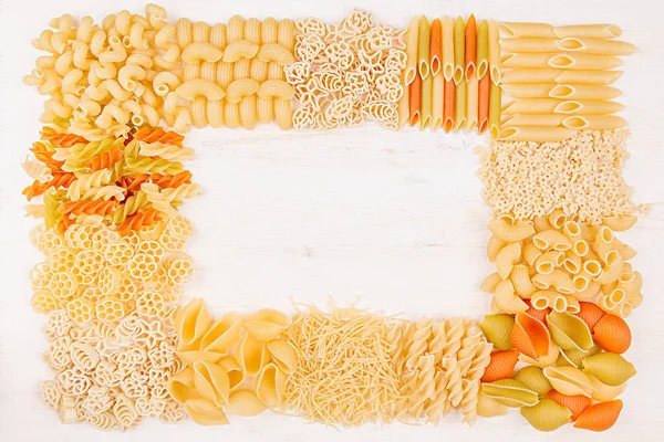 Pasta marco decorativo de fondo de surtido diferentes tipos de macarrones italianos . — Foto de Stock