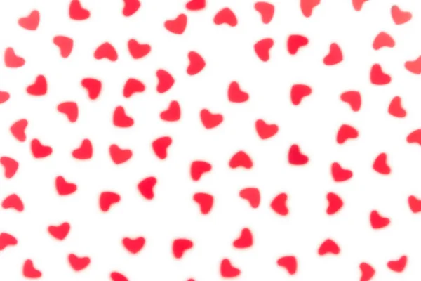 Día de San Valentín decorativo suave difuminación patrón abstracto de corazones rojos confeti sobre fondo blanco . — Foto de Stock