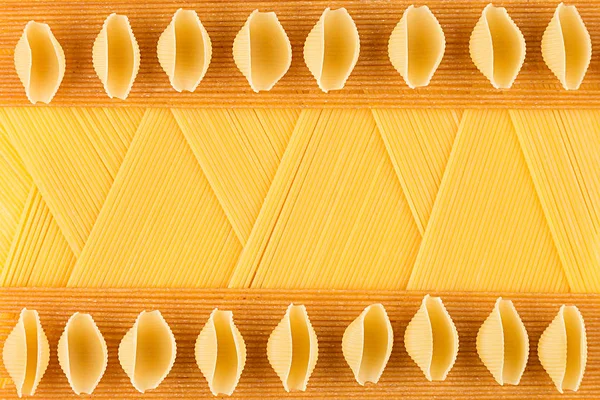 Italiana espaguetis tipo largo vista superior con espacio de copia como fondo de pasta decorativa . — Foto de Stock