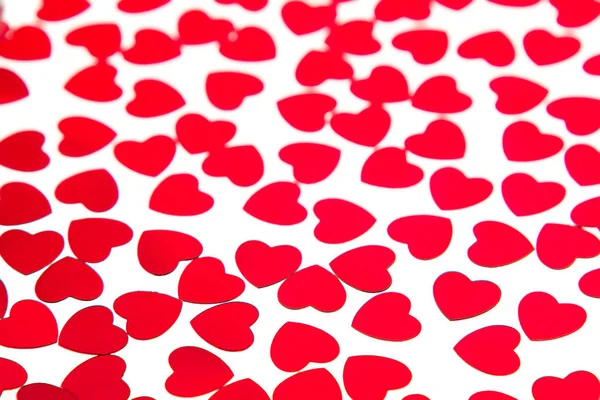 Valentijnsdag patroon van rode harten confetti op witte achtergrond. — Stockfoto