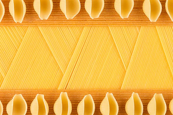 Italiana espaguetis tipo largo vista superior con espacio de copia como fondo de pasta decorativa . — Foto de Stock