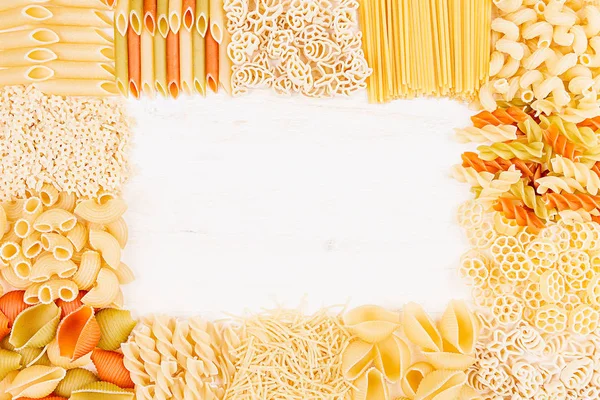 Pasta marco decorativo de fondo de surtido diferentes tipos de macarrones italianos . — Foto de Stock