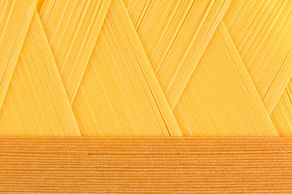 Italiana espaguetis tipo largo vista superior con espacio de copia como fondo de pasta decorativa . — Foto de Stock