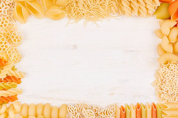 Pasta marco decorativo de fondo de surtido diferentes tipos de macarrones italianos . — Foto de Stock