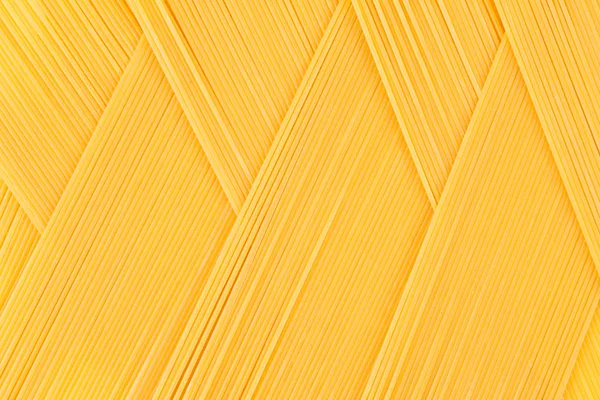 Italiano espagueti amarillo largo vista superior como fondo patrón abstracto en zigzag . — Foto de Stock