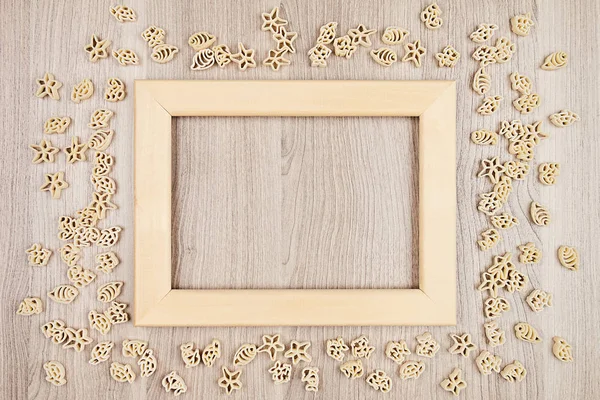 意大利干海面食米色棕色木制板与空副本空间作为装饰框架背景上. — 图库照片