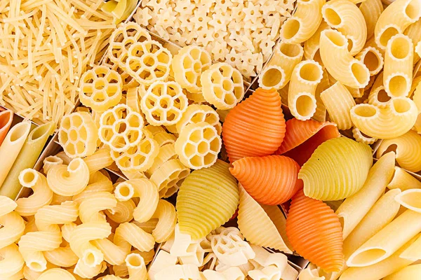 Pasta surtido de fondo de diferentes tipos de macarrones italianos en celdas de ajedrez vista superior . — Foto de Stock