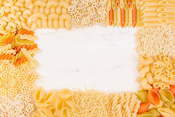 Pasta marco decorativo de fondo de surtido diferentes tipos de macarrones italianos . — Foto de Stock