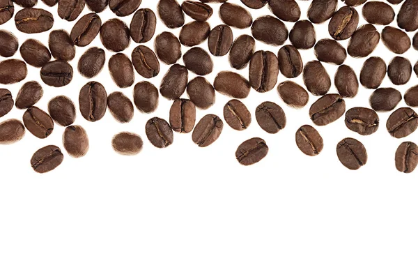 Montón de granos de café tostados como borde decorativo con espacio de copia aislado sobre fondo blanco . — Foto de Stock