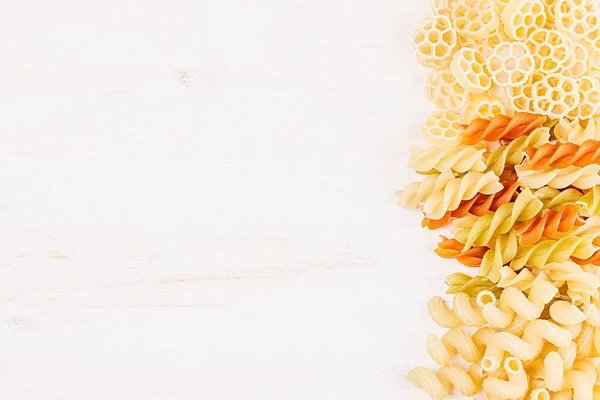Pasta fondo borde decorativo de surtido diferentes tipos de macarrones italianos . — Foto de Stock