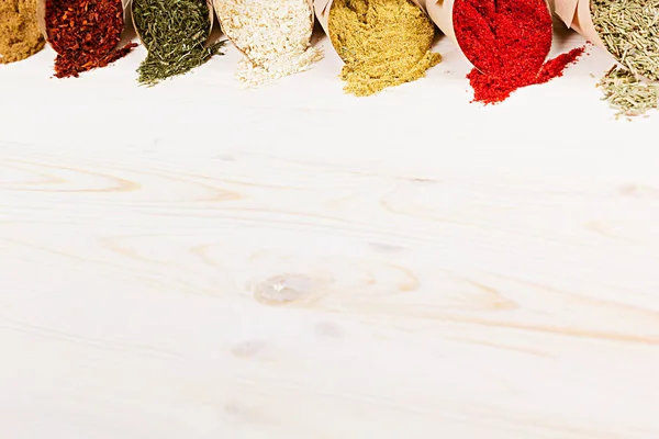 Varierad pulver kryddor närbild på vit träskiva med kopia utrymme. — Stockfoto