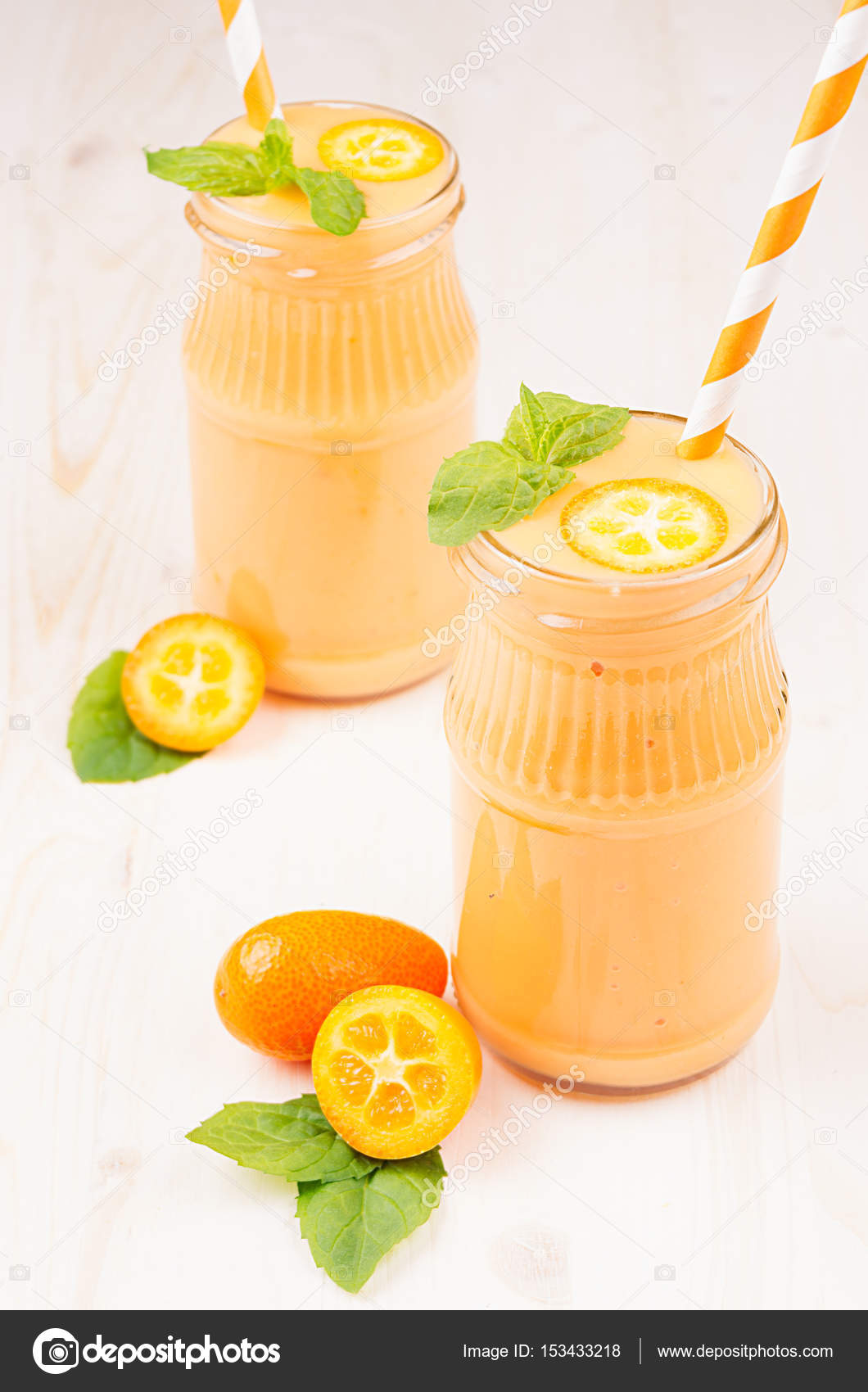 ガラス瓶にストロー ミントの葉 かわいい熟したベリー 垂直 オレンジの柑橘系の金柑フルーツのスムージーをクローズ アップ ストック写真 C Alinayudina