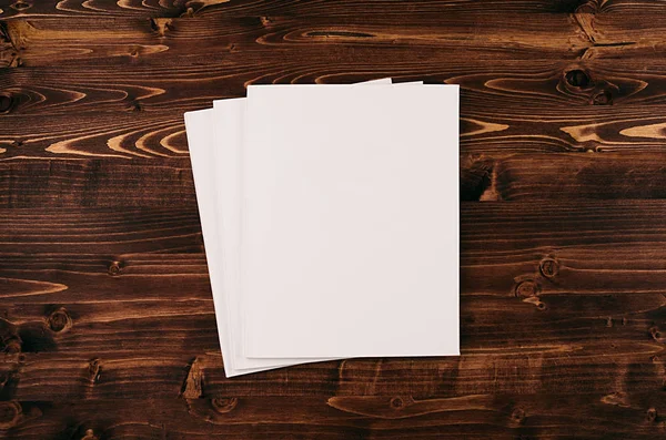 Beyaz kağıt A4, vintage kahverengi ahşap tahta üzerinde zarf boş. Kimlik marka için alay. — Stok fotoğraf