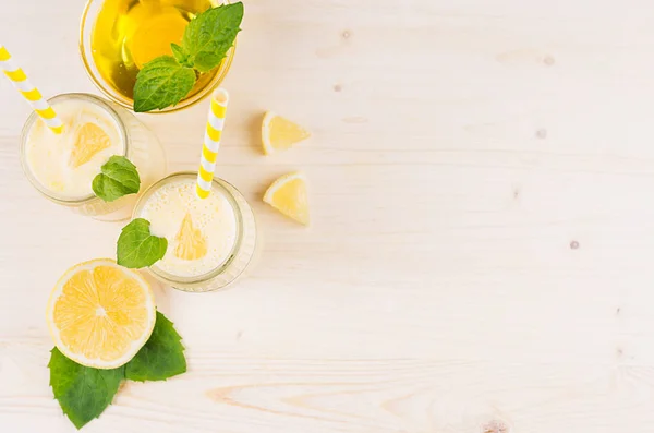 Batido de limón amarillo en frascos de vidrio con paja, hoja de menta, miel, vista superior . — Foto de Stock