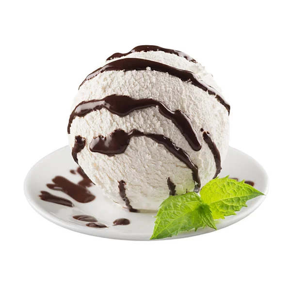 Paletta di gelato bianco cremoso con salsa al cioccolato e menta verde fresca su piatto bianco isolato, primo piano. Modello per menu ristorante . — Foto Stock