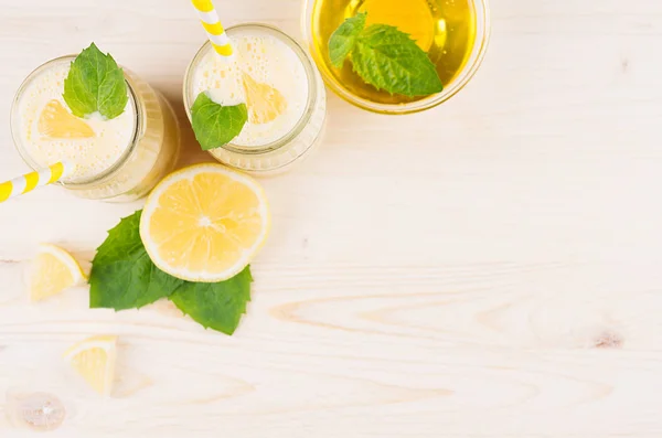 Batido de limón amarillo en frascos de vidrio con paja, hoja de menta, miel, vista superior . — Foto de Stock