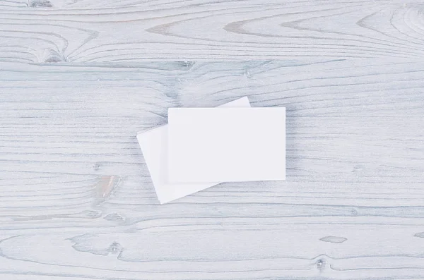 Yumuşak ışık mavi ahşap tahta üzerinde boş beyaz iş kartı. Kimlik marka için alay. — Stok fotoğraf
