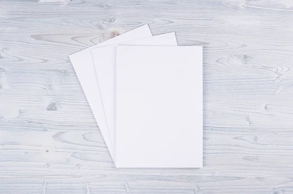 Beyaz kağıt A4, yumuşak ışık mavi ahşap tahta üzerinde zarf boş. — Stok fotoğraf