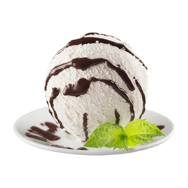 Scoop gelato bianco cremoso con salsa al cioccolato e menta verde fresca su piatto bianco isolato, primo piano . — Foto Stock
