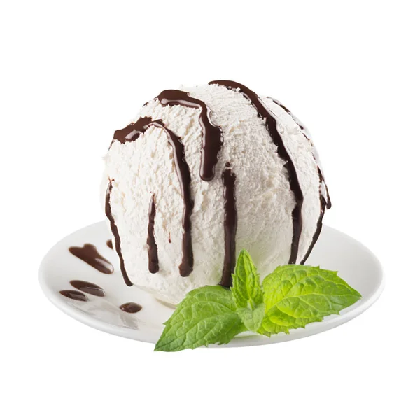 Scoop gelato bianco cremoso con salsa al cioccolato e menta verde fresca su piatto bianco isolato, primo piano . — Foto Stock