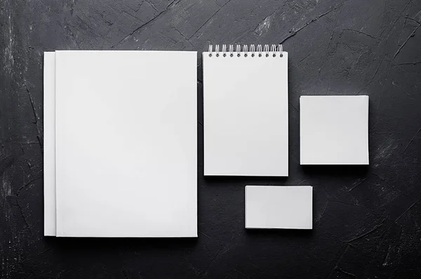 优雅的黑暗的灰色的具体的纹理上的空白信纸。企业形象模板。嘲笑为品牌、 图形设计师演示文稿和投资组合. — 图库照片