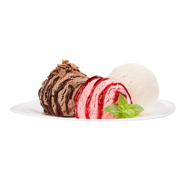 Scoop gelato - bianco, rosa, marrone - gruppo su piatto, salsa a strisce decorate, foglie di menta, isolate su fondo bianco . — Foto Stock