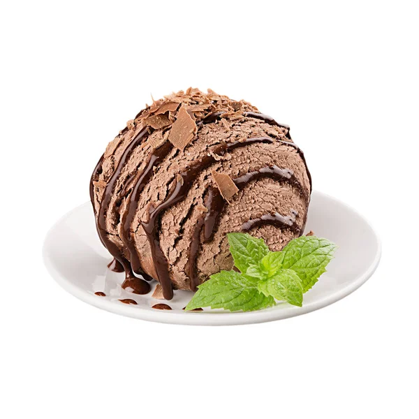 Gelato marrone scoop decorato foglie di menta e salsa di cioccolato sul piatto, isolato su sfondo bianco . — Foto Stock